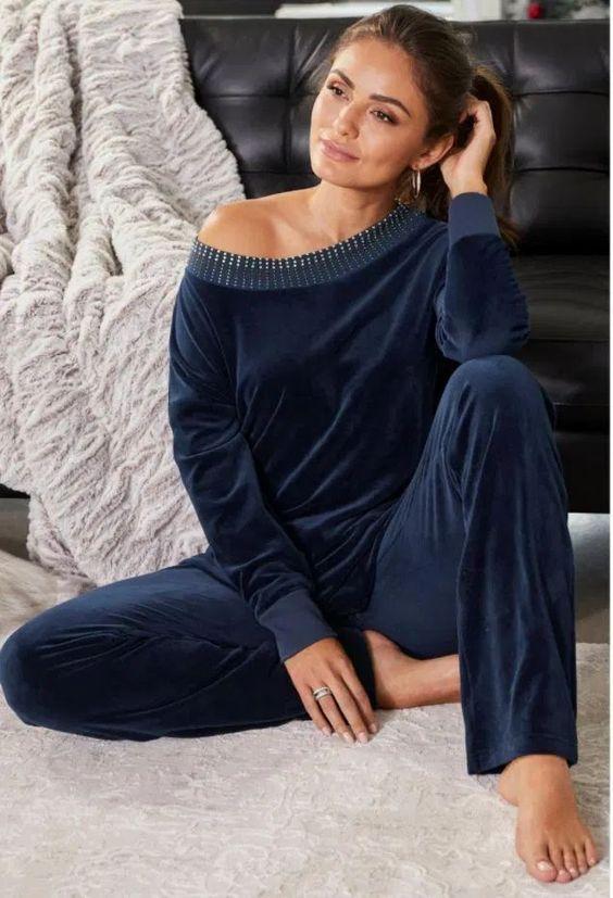 loungewear_γυναικείο outfit_με_βελούδινη φόρμα_και_βελούδινο πουλόβερ_