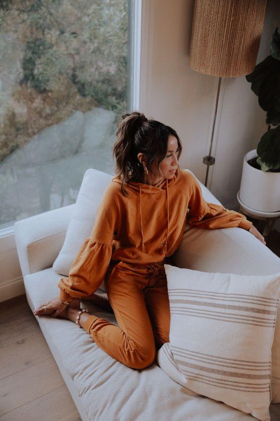 loungewear_γυναικείο outfit_με_πορτοκαλί_φόρμα_και_πορτοκαλί_φούτερ_