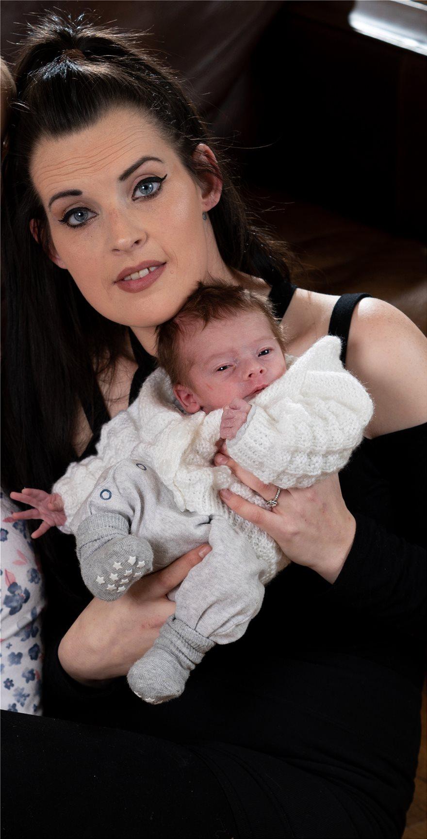 Η κόρη πήγε στο νοσοκομείο να γεννήσει και η μάνα της το έσκασε με τον πατέρα του μωρού