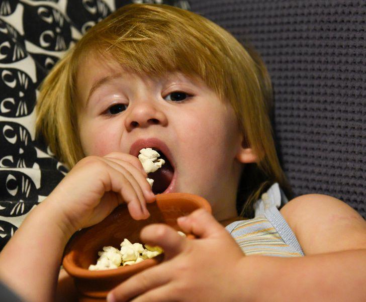 γιατί_τα_παιδιά_κάτω_των_4 ετών_δεν_πρέπει_να_τρώνε_ποπ κορν_