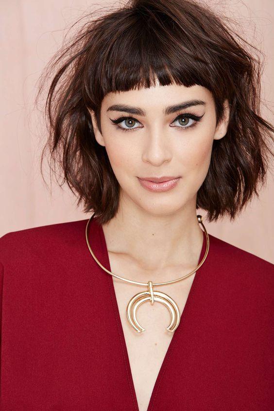 ατημέλητο_χτένισμα_με_καρέ_σπαστά_μαλλιά_