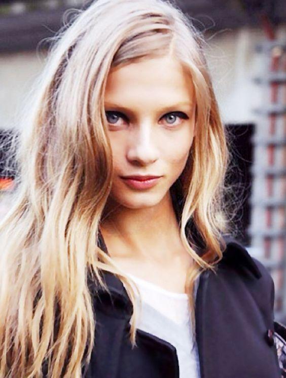 σπαστά_μακριά_μαλλιά_ατημέλητο_χτένισμα_