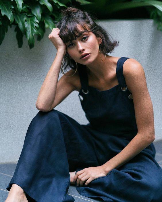 σπαστά_καρέ_μαλλιά_με_ένα_κότσο_στο_κέντρο_