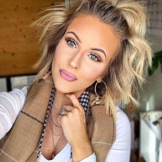 ιδέα_για_ατημέλητο_χτένισμα_με_ελαφριές_μπούκλες_σε_καρέ_μαλλιά_και_στέκα_