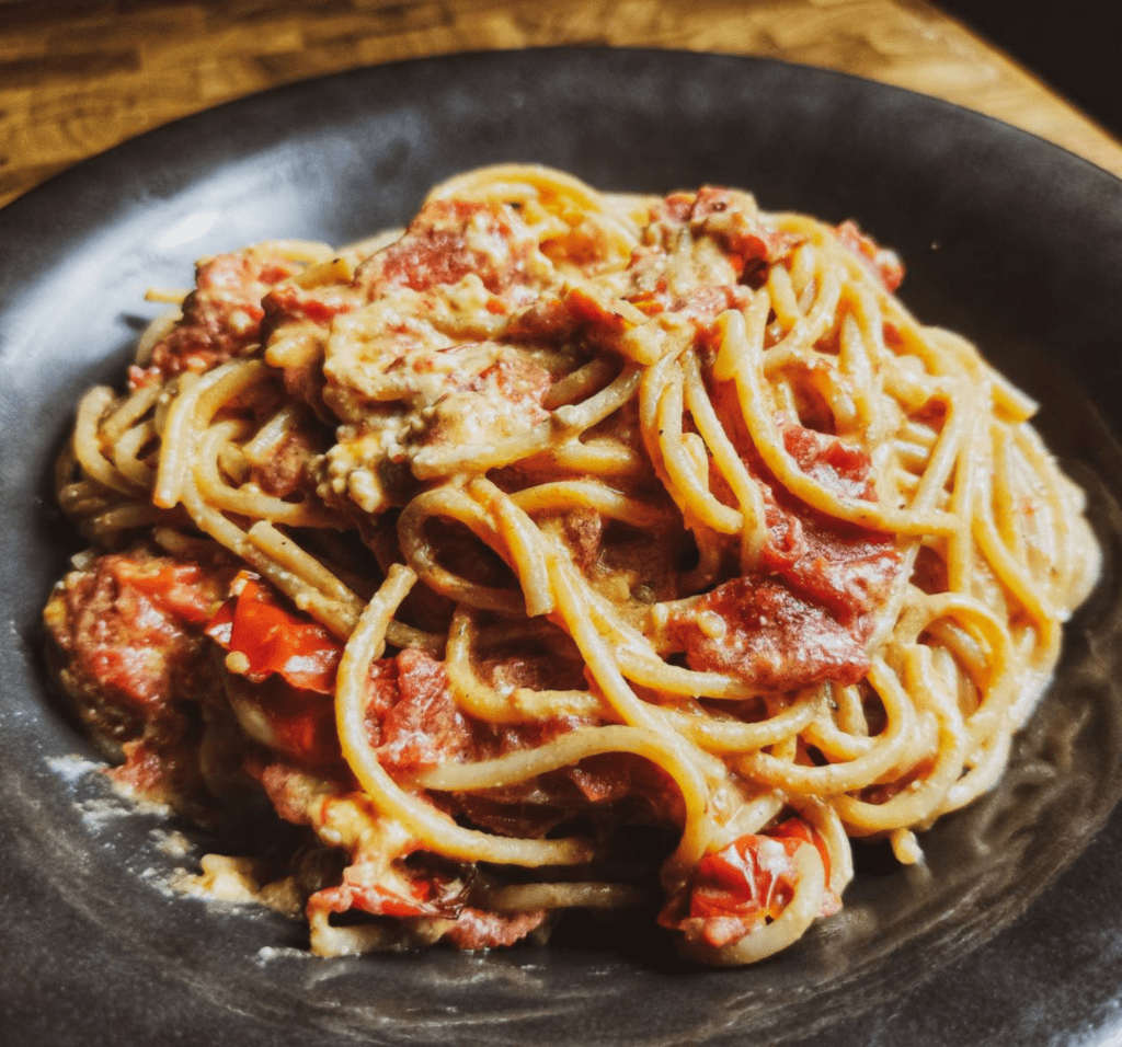 tiktok Pasta : Μακαρόνια με φέτα και ντοματίνια στο φούρνο_