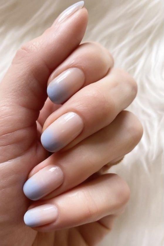 μπεζ_νύχια_με_γαλάζιες_λεπτομέρειες_