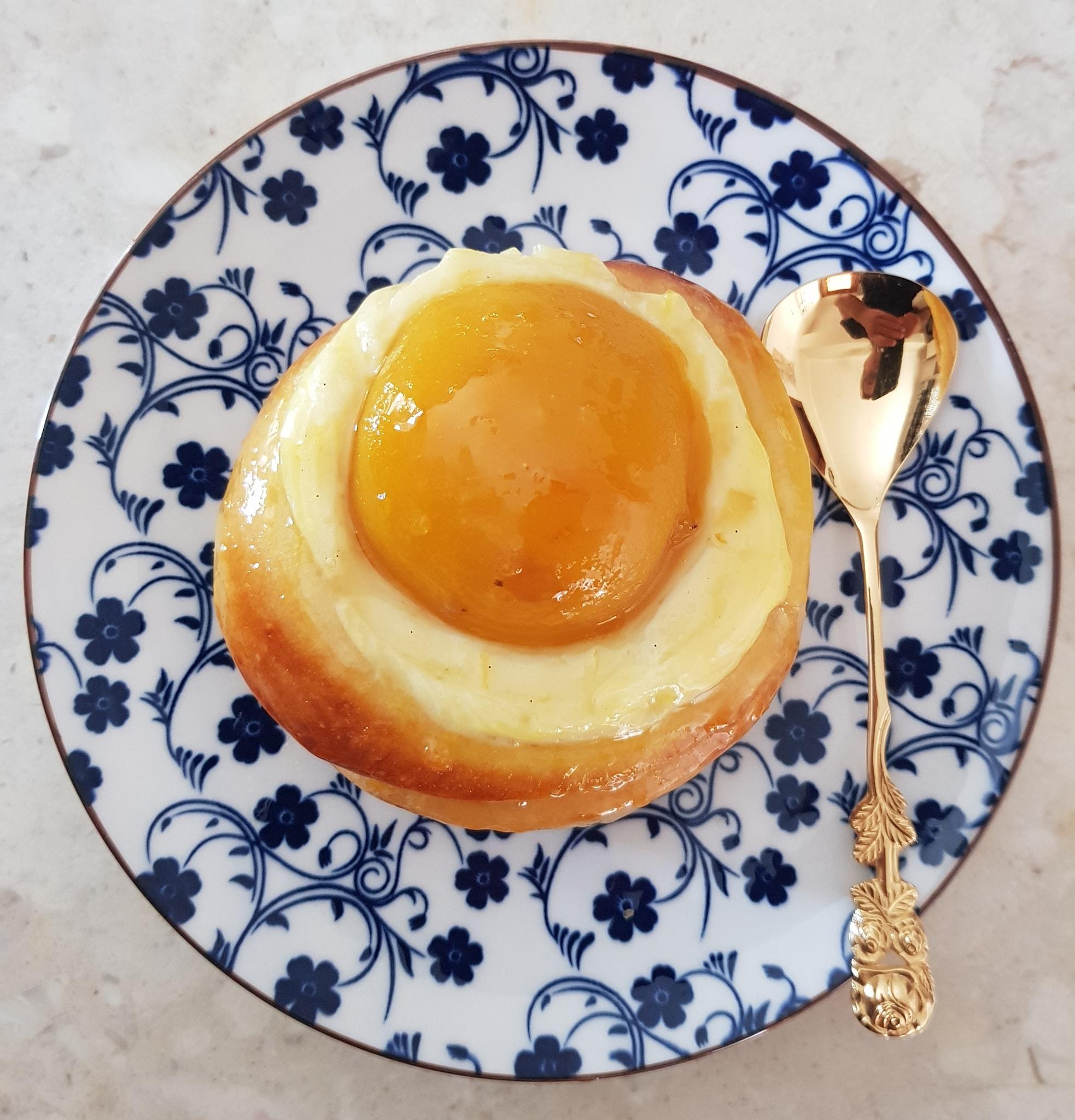 Ρολάκια με κρέμα πατισερί & κομπόστα ροδάκινο