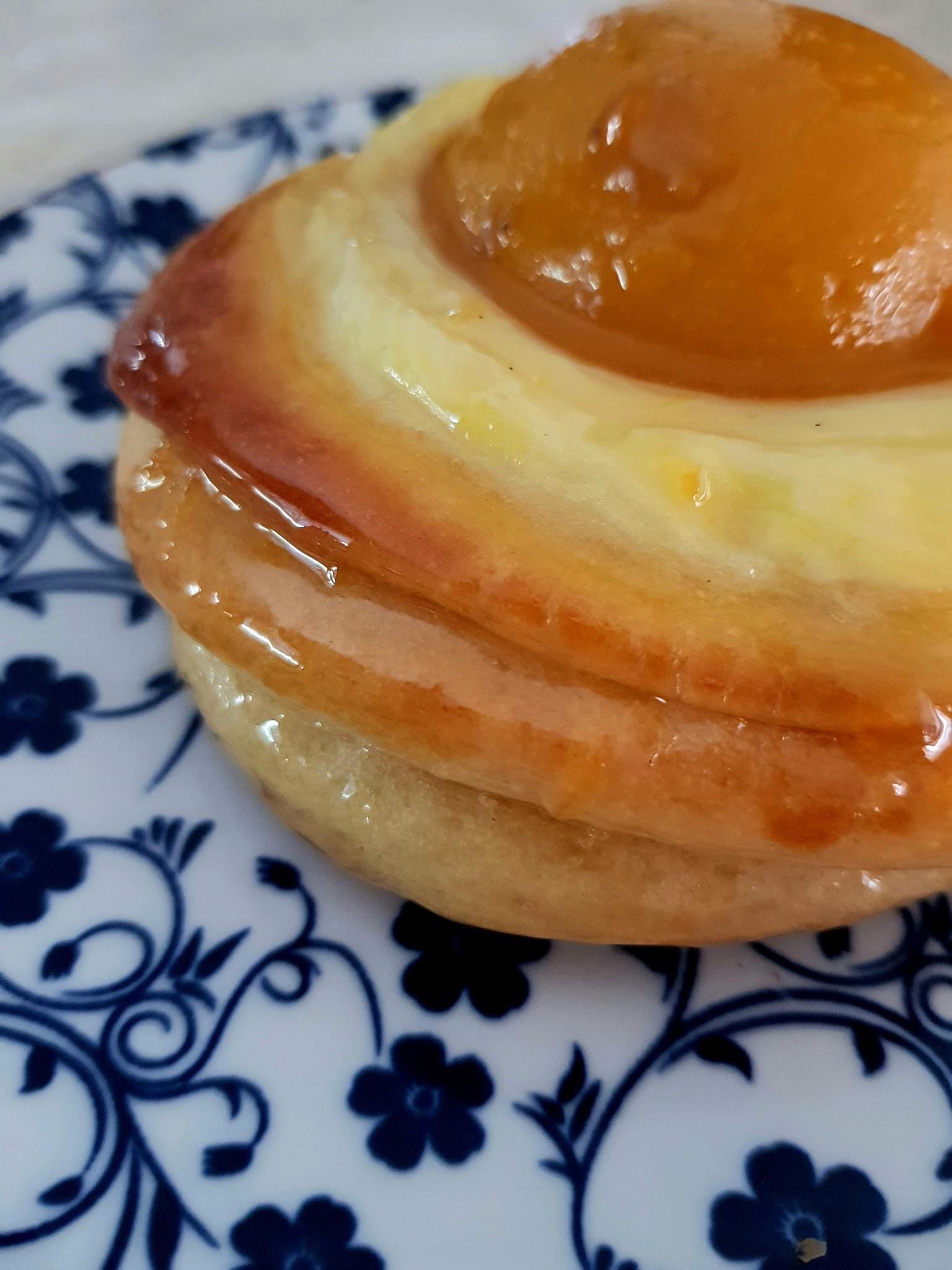 Συνταγη _ Γεμιστά σιροπιαστά_ ρολάκια με κρέμα_ και κομπόστα_