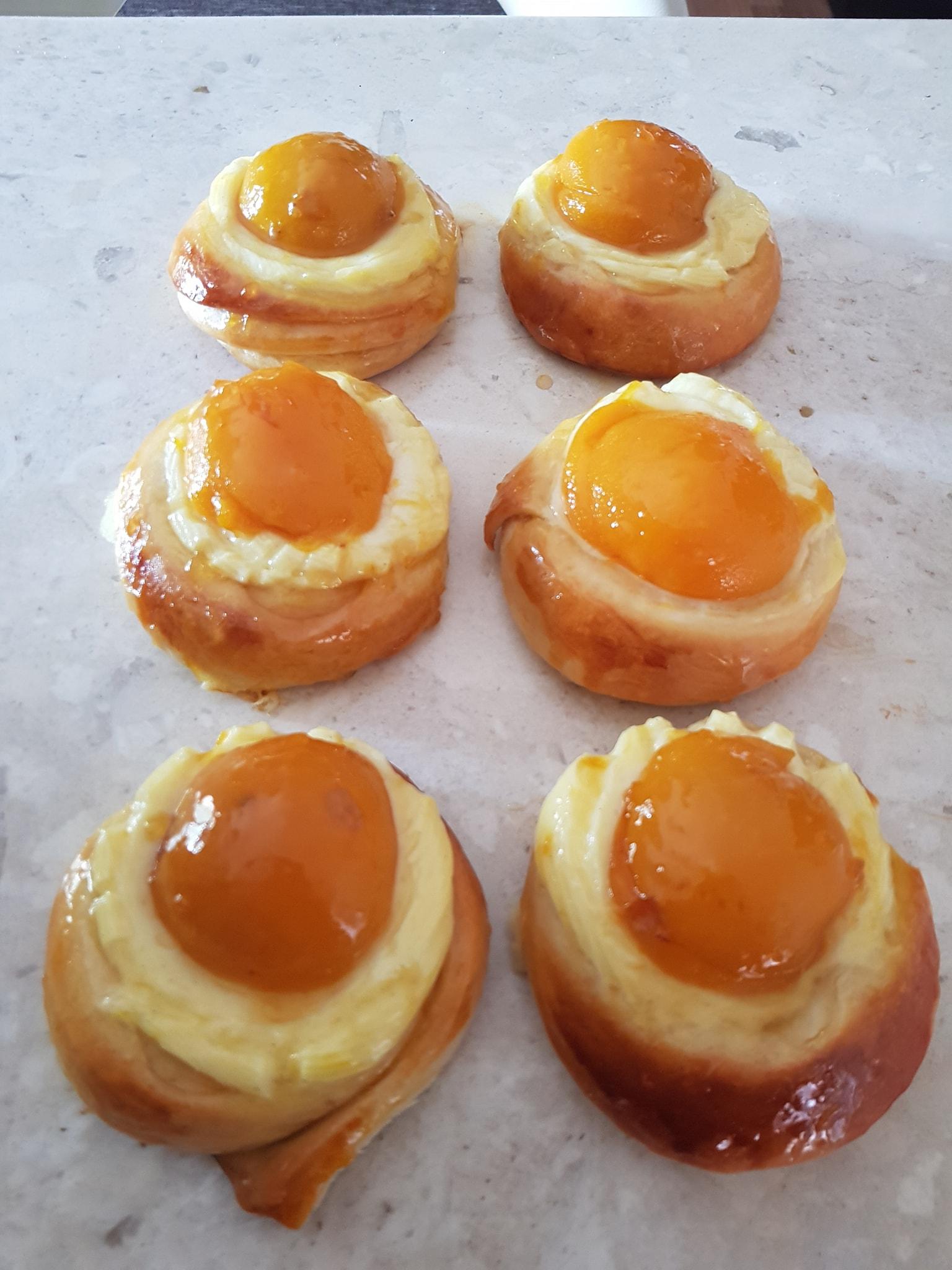  Γεμιστά σιροπιαστά_ ρολάκια με κρέμα_ και κομπόστα_