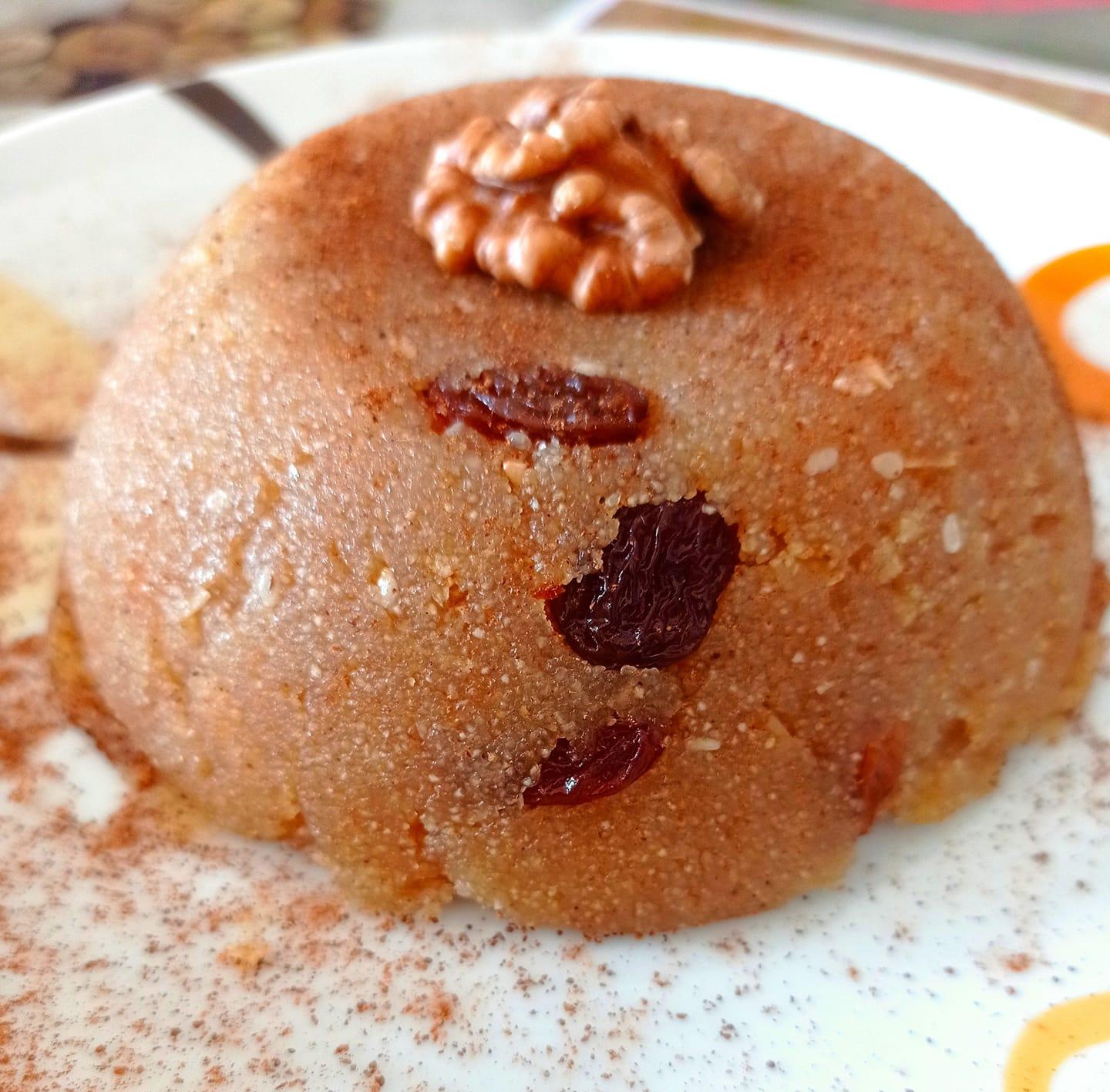 σιμιγδαλένιος χαλβάς_με_κουκουνάρι_και_σταφίδες_