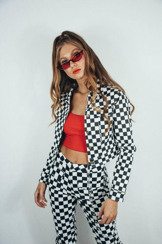 καρό σκακιέρα_jacket_και_καρό_σκακιέρα_παντελόνι_με_κόκκινο_τοπ_