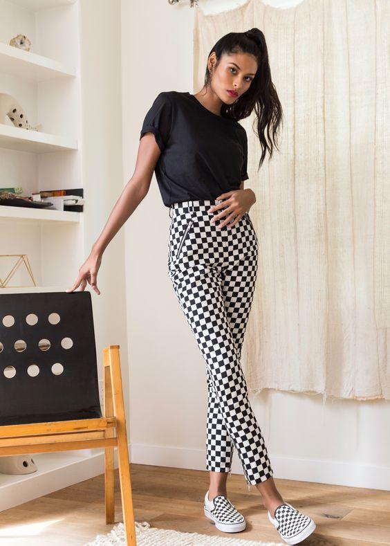 καρό_σκακιέρα_παντελόνι_με_μαύρη_μπλούζα_