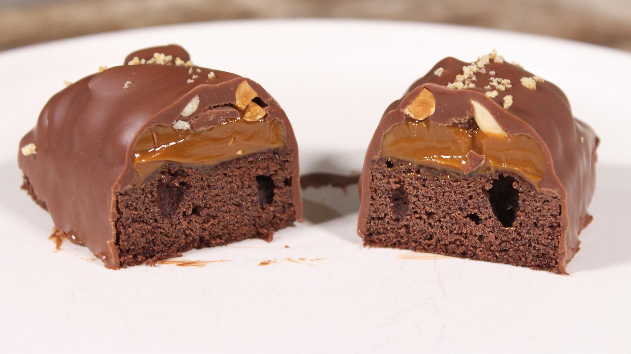 Πάστες ζαχαροπλαστείου_ με καραμέλα_ και σοκολάτα_