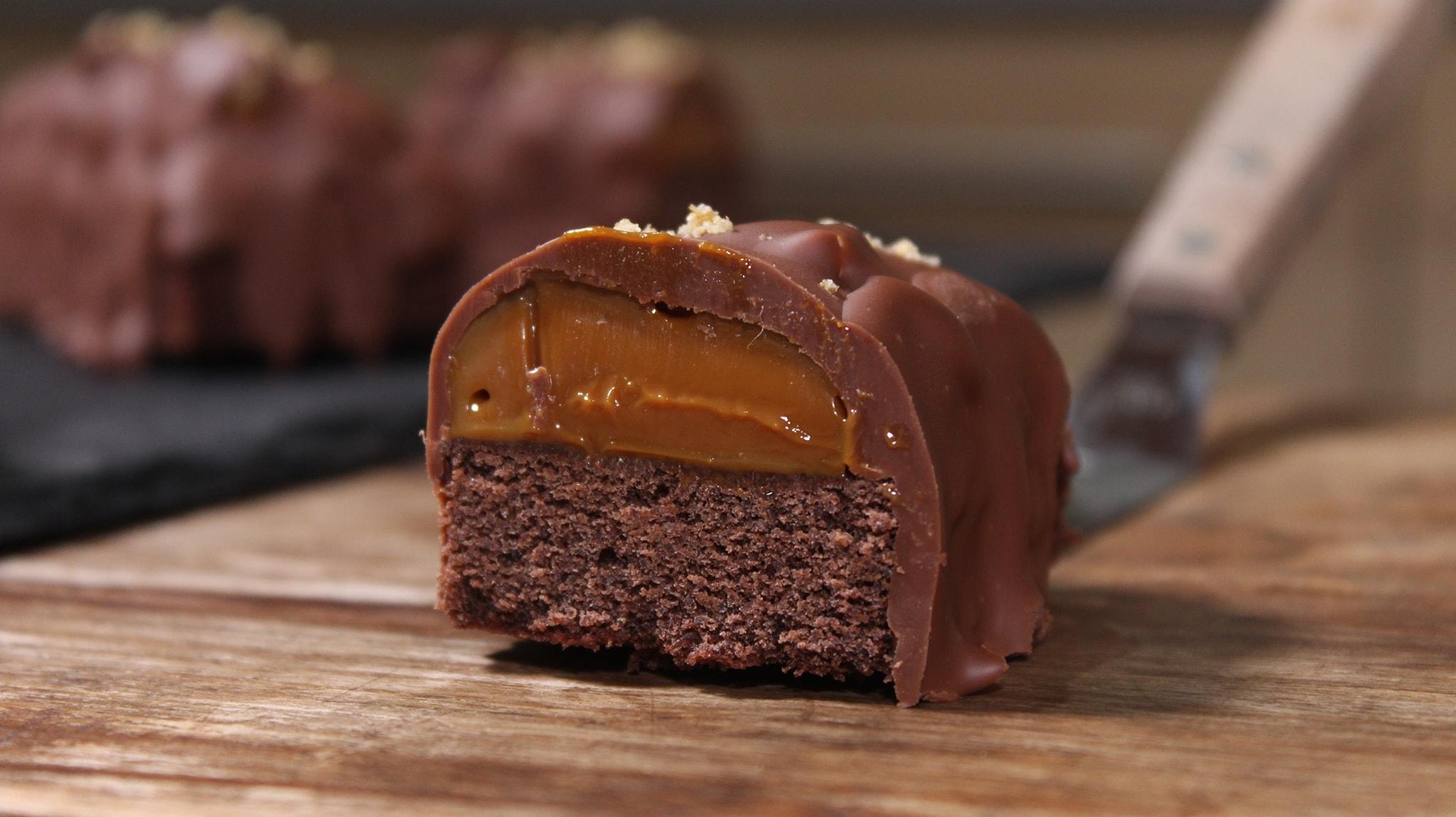 πάστες_ζαχαροπλαστέιου_με_καραμέλα_και_σοκολάτα_