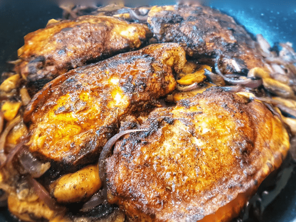 χοιρινές μπριζόλες_ με κρεμμύδια_ και μανιτάρια_ χοιρινές μπριζόλες_ με κρεμμύδια_ και μανιτάρια_