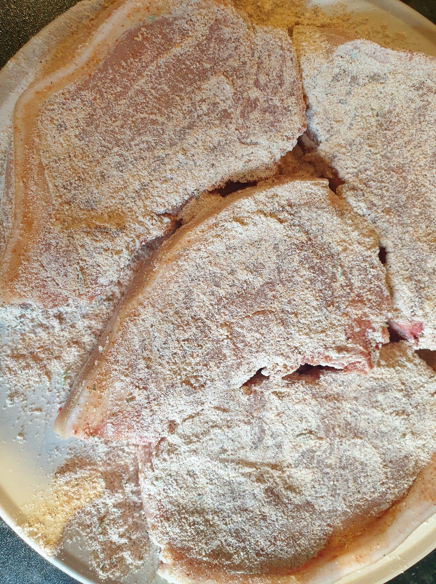  χοιρινές μπριζόλες_ με κρεμμύδια_ και μανιτάρια_Συνταγη _