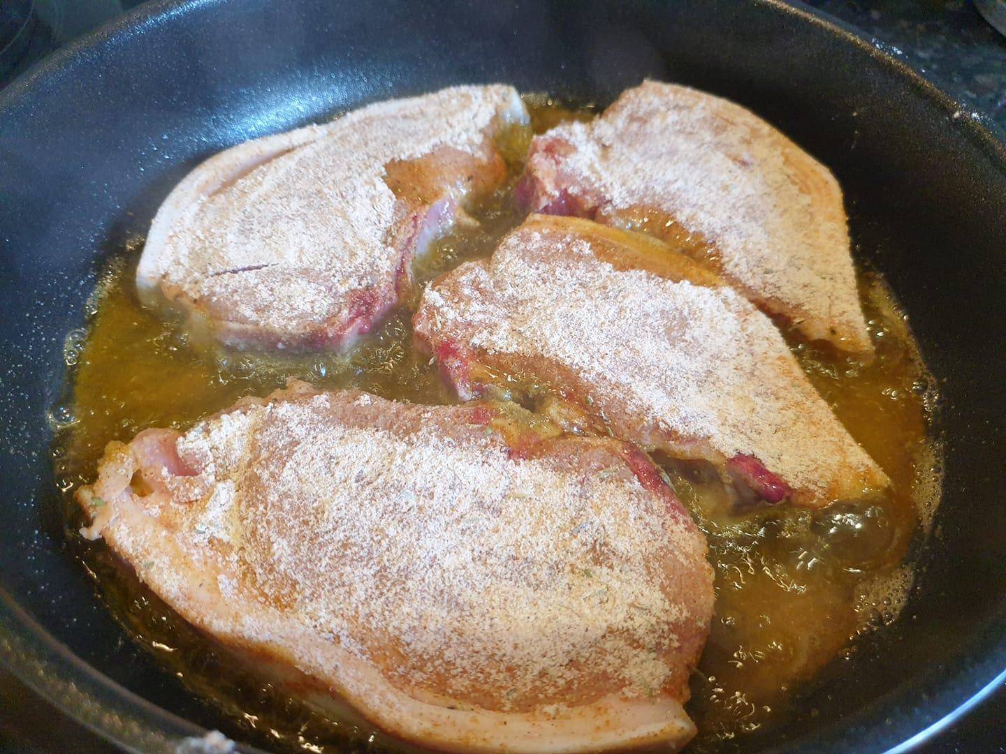 Συνταγη για _χοιρινές_μπριζόλες_με_κρεμμύδια_και_μανιτάρια_ Συνταγη για _χοιρινές_μπριζόλες_με_κρεμμύδια_και_μανιτάρια_