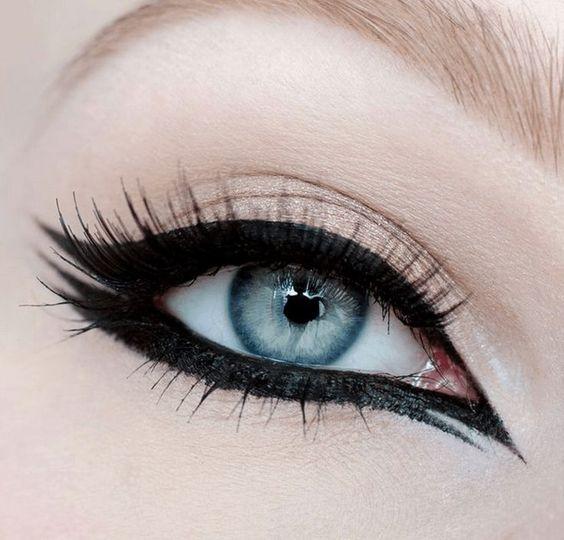 έντονες_γραμμές_eye liner_ Οι νέες τάσεις στο μακιγιάζ για την Άνοιξη-Καλοκαίρι 2021_ έντονες_γραμμές_eye liner_ Οι νέες τάσεις στο μακιγιάζ για την Άνοιξη-Καλοκαίρι 2021_