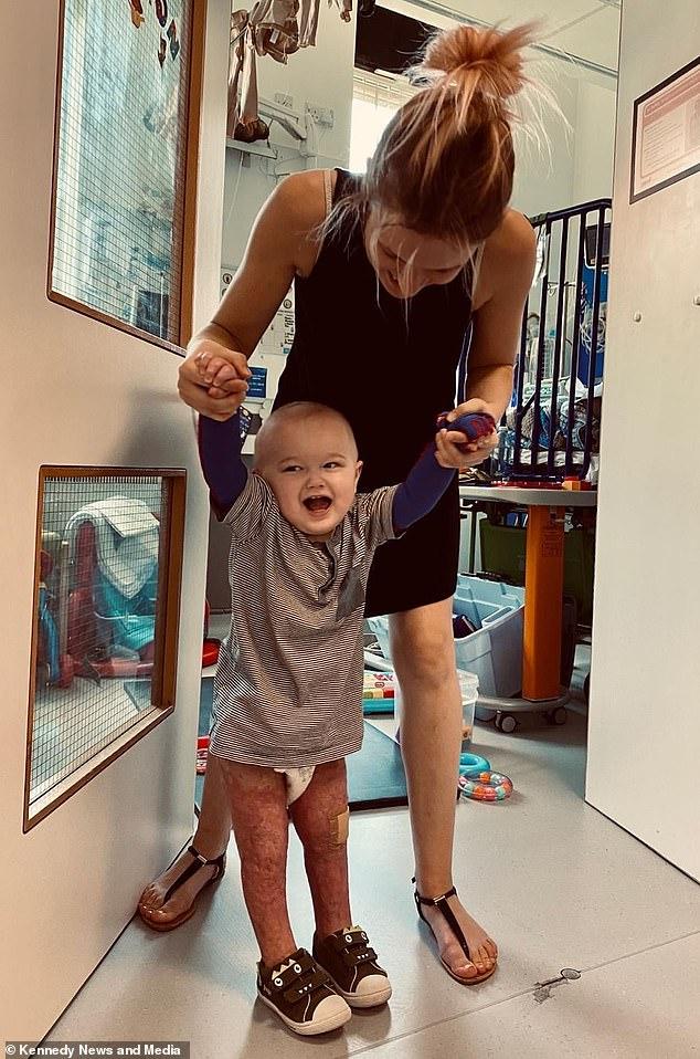 μαμά προειδοποιεί_το_παιδί_έπεσε_σε_καυτό_νερό_παιδικό ατύχημα_ μαμά προειδοποιεί_το_παιδί_έπεσε_σε_καυτό_νερό_παιδικό ατύχημα_