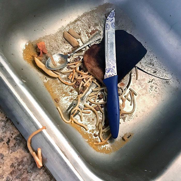  φωτογραφίες_συγκατοίκηση_Νεροχυτης_