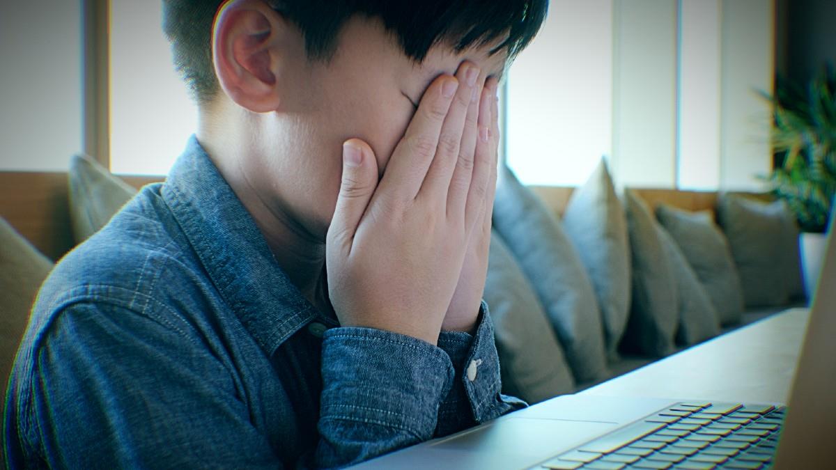 Οθόνες: Ο βλαβερός για τα παιδιά “σύμμαχος” της μαμάς