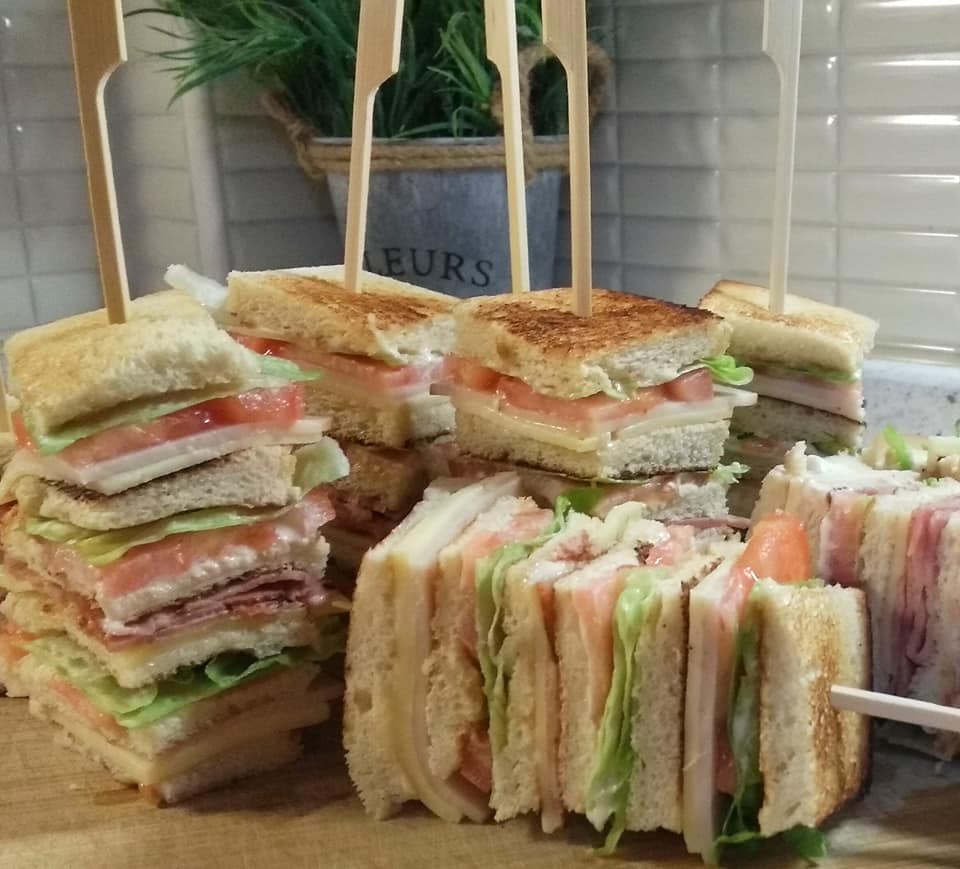 Club _σάντουιτς_ κοτόπουλο_ σε ξυλάκια_