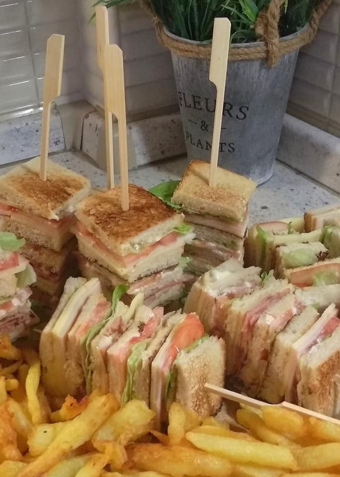 Club _σάντουιτς_ κοτόπουλο_ σε ξυλάκια_