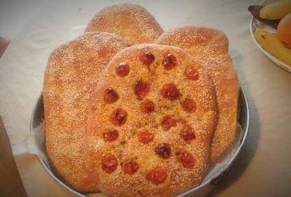 Κλασική-λαγάνα- με-ταχίνι-ντοματινια