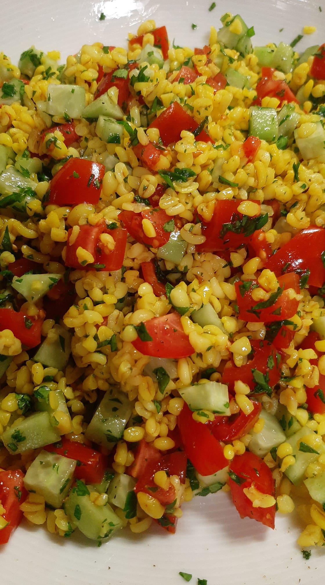  σαλάτα _με πλιγούρι_ και πιπεριά Φλωρίνης_