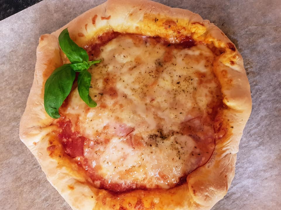 πίτσα_με_τόνο_ντοματίνια_και_κρεμμύδια_