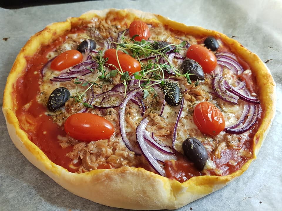 Συνταγή για_ Μεσογειακή_ πίτσα_ με τόνο_ 
