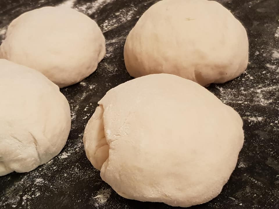 Συνταγή για_ Μεσογειακή_ πίτσα_ με τόνο_ 