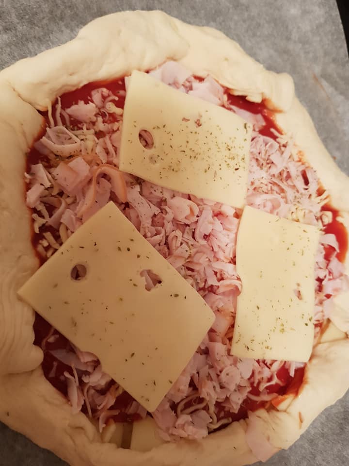  Συνταγή για_ Μεσογειακή_ πίτσα_ με τόνο_ 