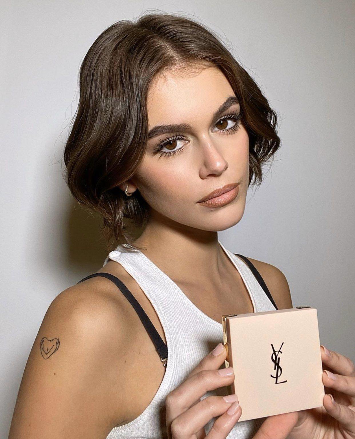 γαλλικό_καρέ_με_χωρίστρα στην μέση_σε_σπαστά_μαλλιά_