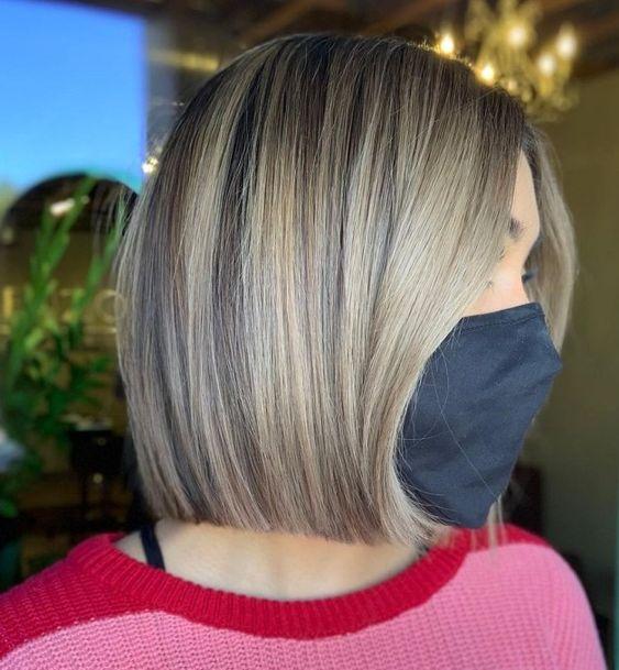 καστανά_καρέ μαλλιά_με_ξανθές ανταύγειες_