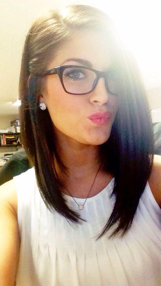 μαλλιά_με_μεσαίο μάκρος_ίσια_με_ένα_κοτσιδάκι_στο_πλάι_