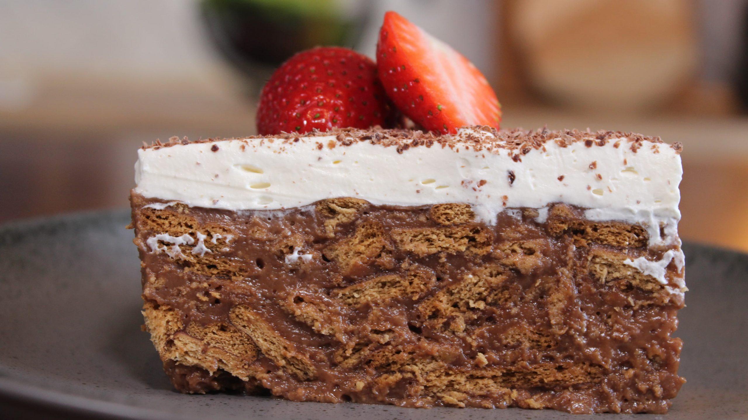 νηστίσιμη_τούρτα_κατσαρόλας_με_σοκολάτα_μπισκότο_και_σαντιγί_