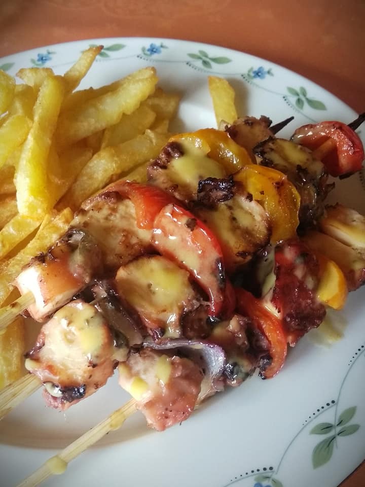 Σουβλάκια_ θαλασσινών_ με σάλτσα _μουστάρδας_