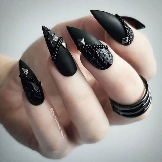 Nails goth aesthetic: Η τάση στα νύχια που έχει ξετρελάνει το Pinterest
