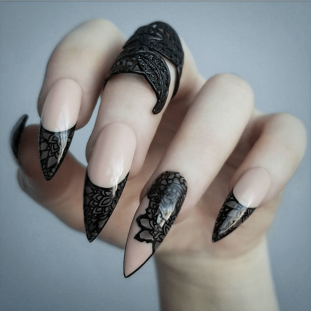 Nails goth aesthetic: Η τάση στα νύχια που έχει ξετρελάνει το Pinterest