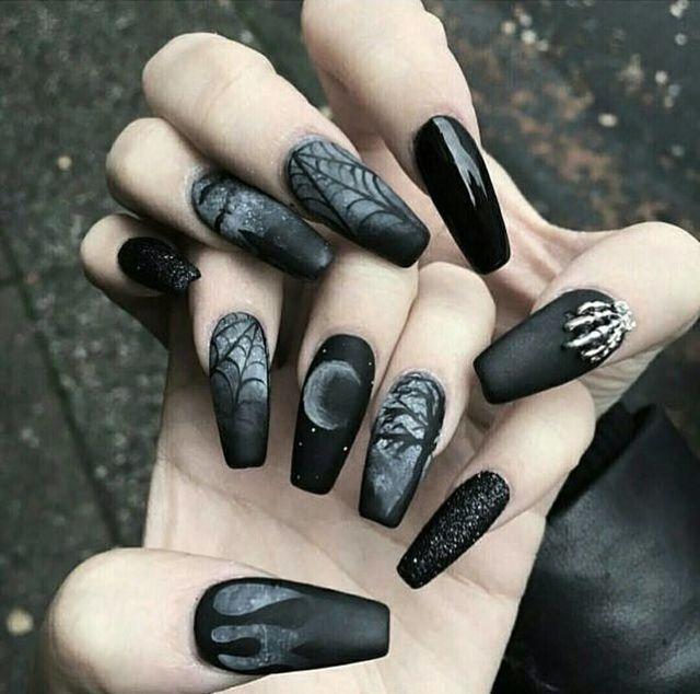 Nails goth aesthetic: Η τάση στα νύχια που έχει ξετρελάνει το Pinterest