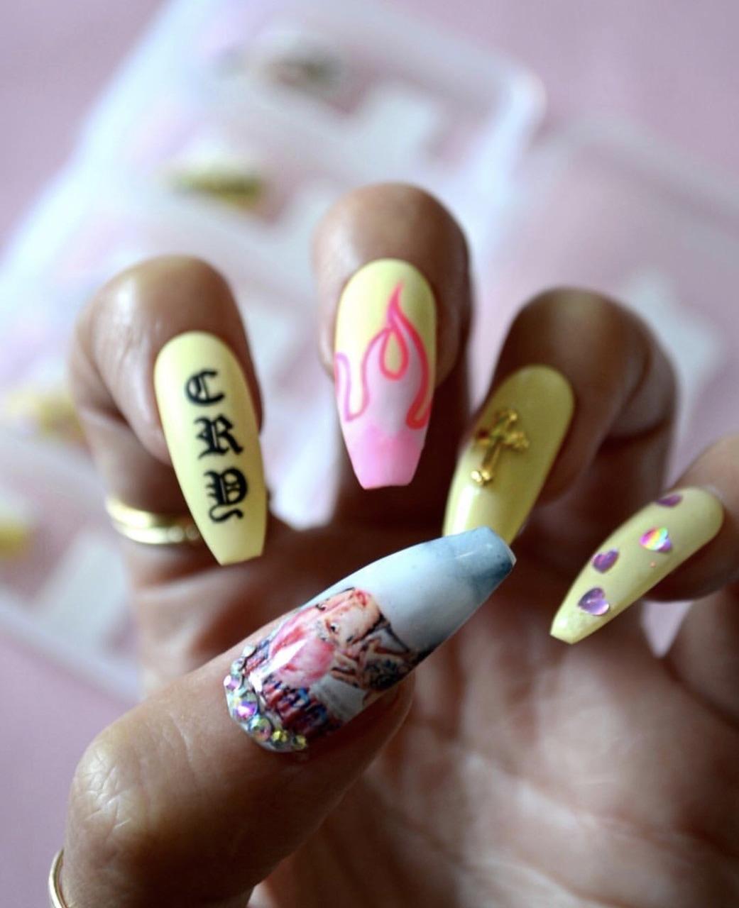 Nails goth aesthetic: Η τάση στα νύχια που έχει ξετρελάνει το Pinterest