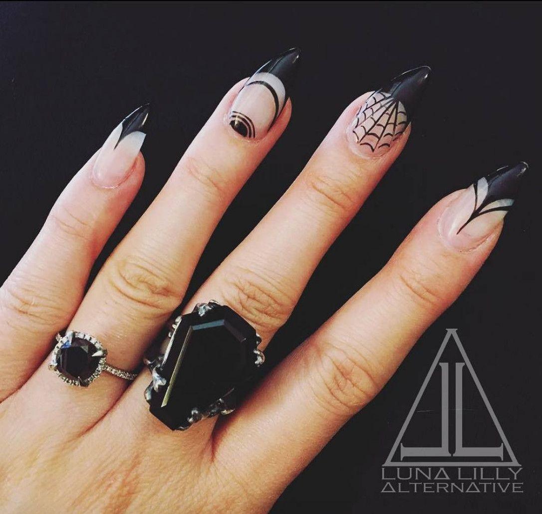 Nails goth aesthetic: Η τάση στα νύχια που έχει ξετρελάνει το Pinterest