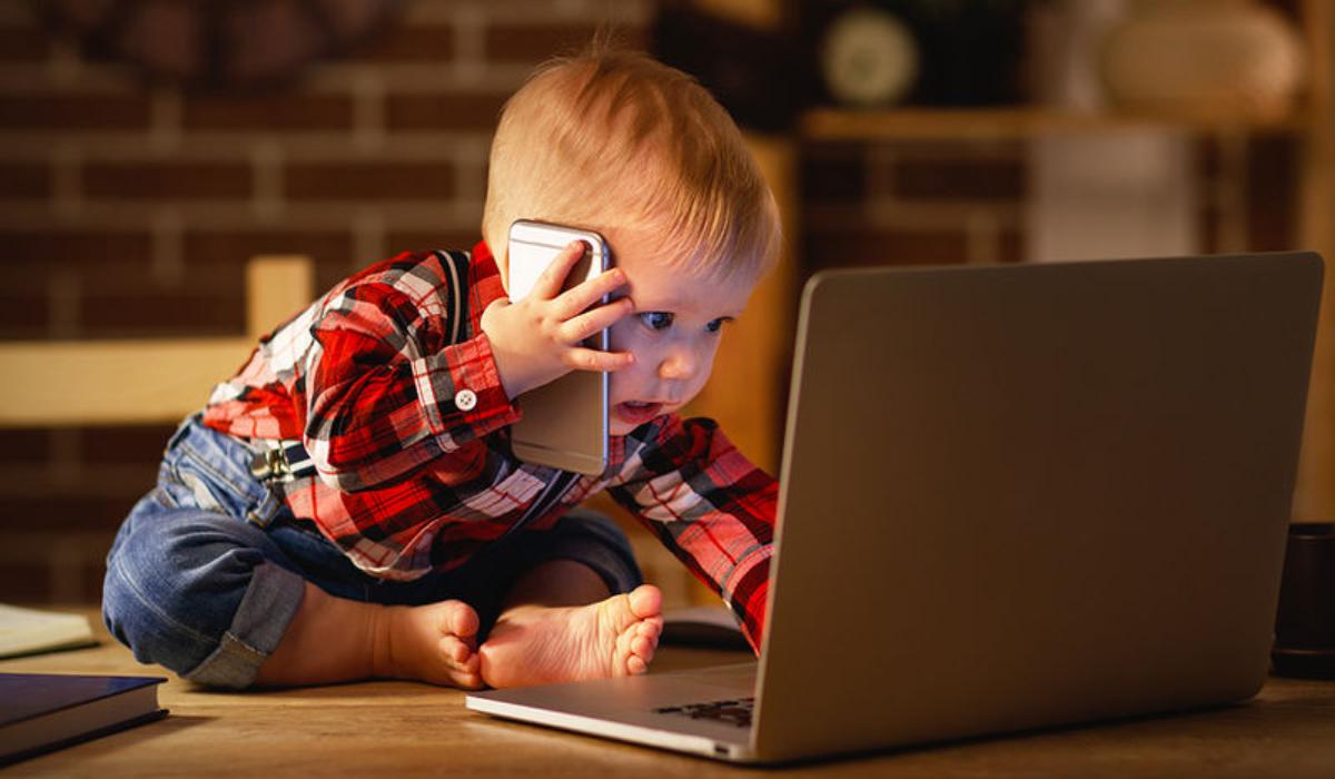 Οθόνες: Ο βλαβερός για τα παιδιά "σύμμαχος" της μαμάς_