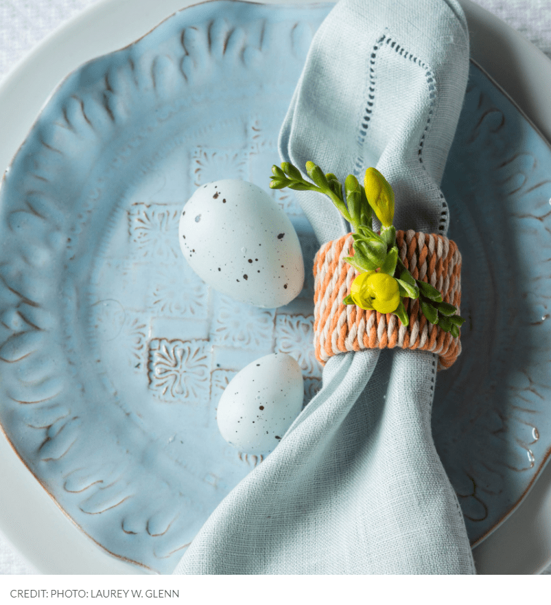 λουλούδια_στις_πετσέτες_στο_πασχαλινό τραπέζι_