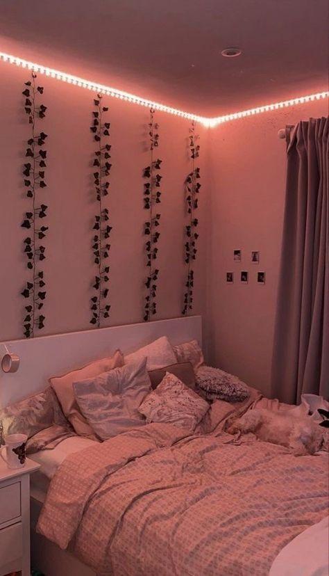 room decor aesthetic_με_φυτά_εσωτερικού_χώρου_κρεμασμένα_στον_τοίχο_