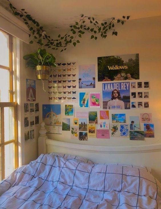 room decor aesthetic_με_φυτά εσωτερικού χώρου_και_αφίσες_