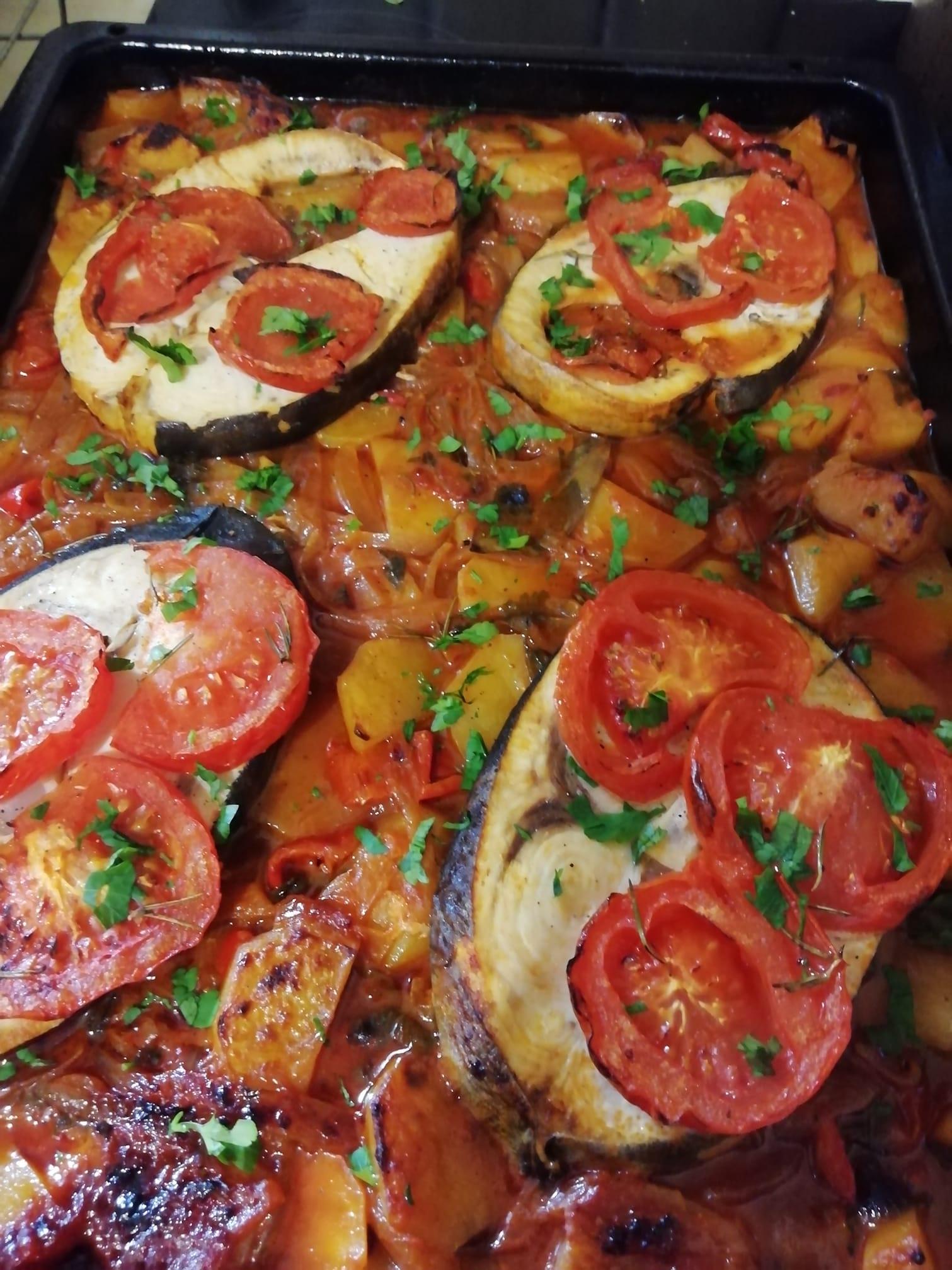 Ξιφίας_ στον φούρνο_ με _πατάτες_ κοκκινιστός_