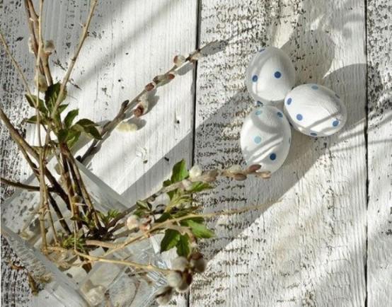  Πάσχα 2021_Σκανδιναβική_ πασχαλινή_ διακόσμηση_λευκά αυγά_ Πουά _ Αυγά_