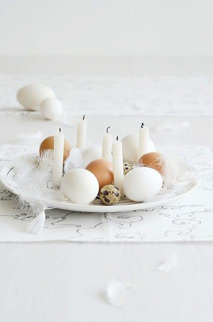 Πάσχα 2021_πασχαλινή_σκανδιναβική_διακόσμηση_ Πασχαλινή_ πιατέλα _με κεριά _και αυγά_